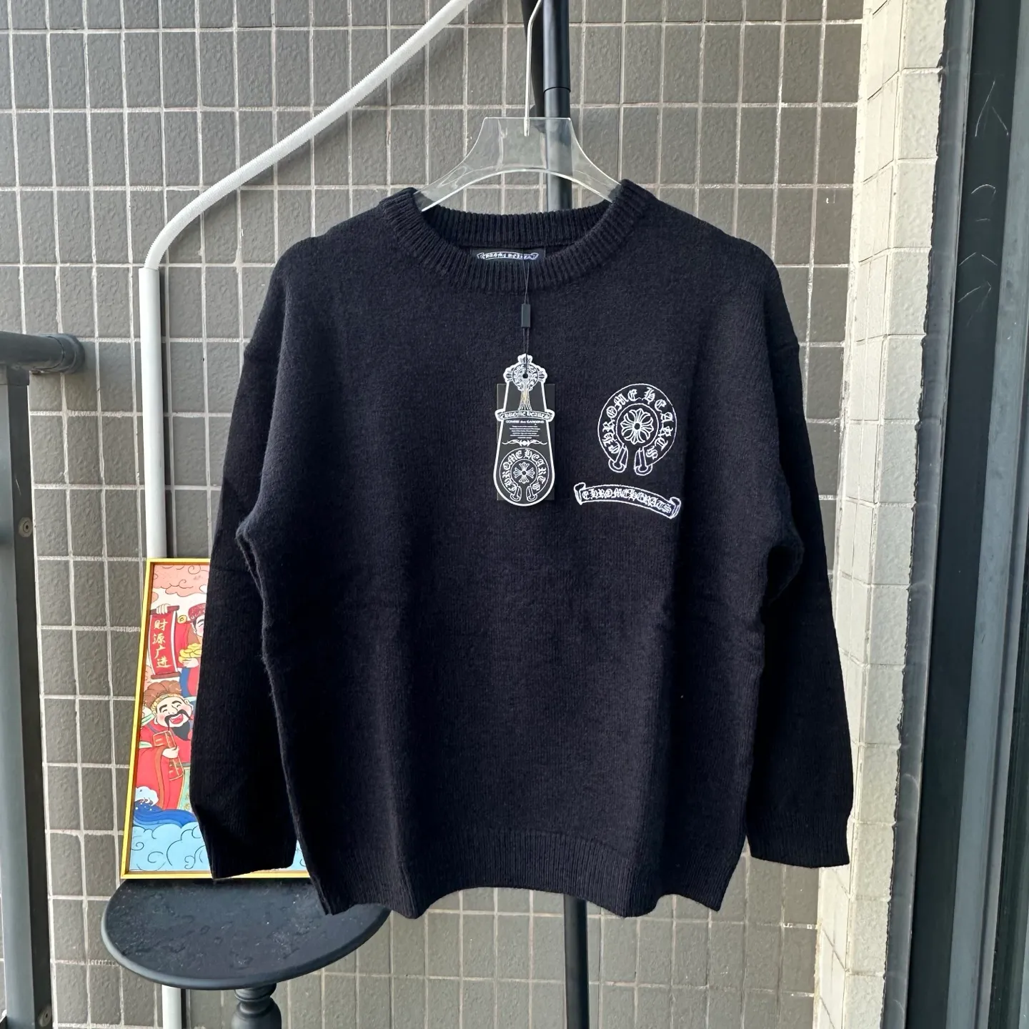 P210 model number: TT116 Chrome Hearts ch Chrome Hearts horseshoe embroidered round neck pullover sweater! The most practical jacket for today's temperature difference. The sweater is soft and waxy to the touch. It has embroidery design on the front and back. This is a great inner wear in winter. It is a very practical item. It is not only anti-pilling, but also very versatile. It is recommended to buy it early. Color: Black Size: M-XL M - Shoulder width 50, length 64, bust 108 L - Shoulder width 52, length 66, bust 112 XL - Shoulder width 54 Length 68cm Bust 116cm